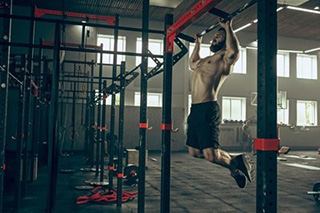 Tam bir spor salonuna hangi fitness ekipmanı dahil edilmelidir?